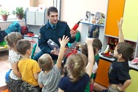 Сотрудник МЧС рассказал малышам об опасности, которую таят в себе пиротехнические изделия