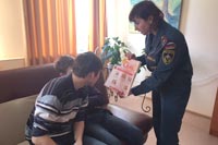 Сотрудники МЧС обучают детей основам безопасности  жизнедеятельности