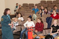 Несмотря на летние каникулы, сотрудники МЧС продолжают проводить занятия с детьми