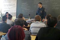 Сотрудники МЧС напоминают учащимся о правилах безопасного пользования пиротехникой
