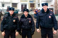 В Западном округе Москвы сотрудники патрульно-постовой службы полиции спасли людей из горящей квартиры