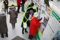 В ЗАО оперативники задержали подозреваемую в краже кошелька у пенсионерки